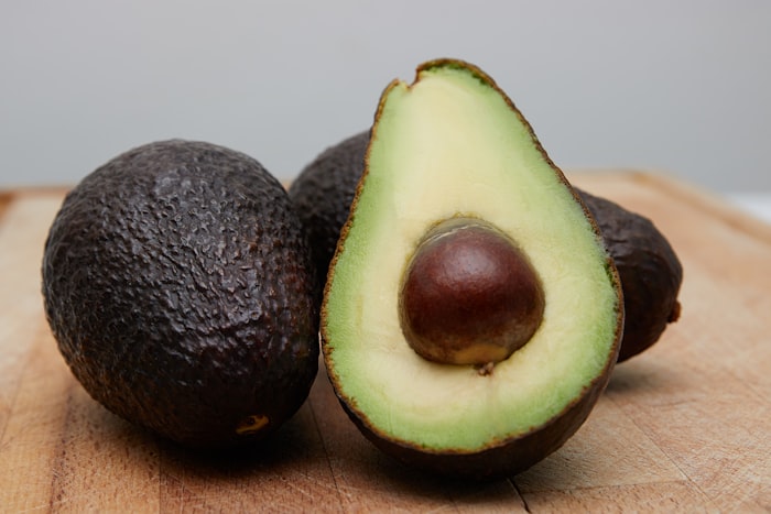 Aufgeschnittene Hass-Avocado auf Holztisch