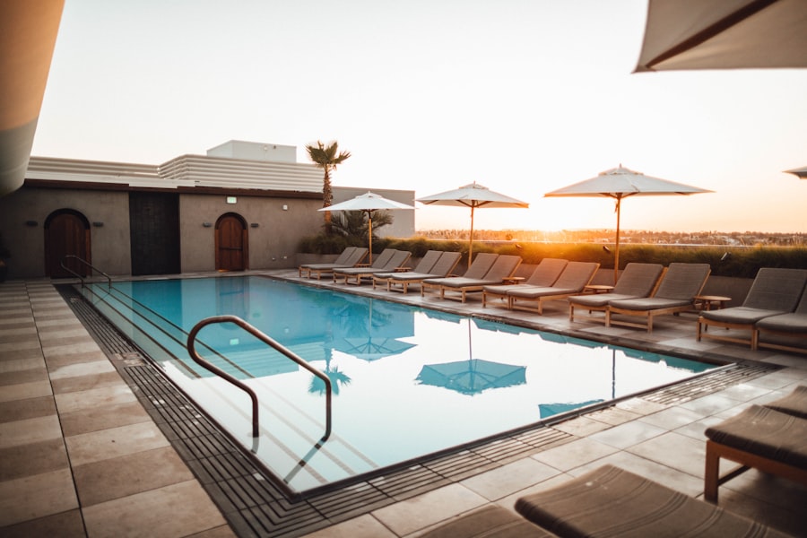 Pool mit Sonnenliegen im Abendlicht